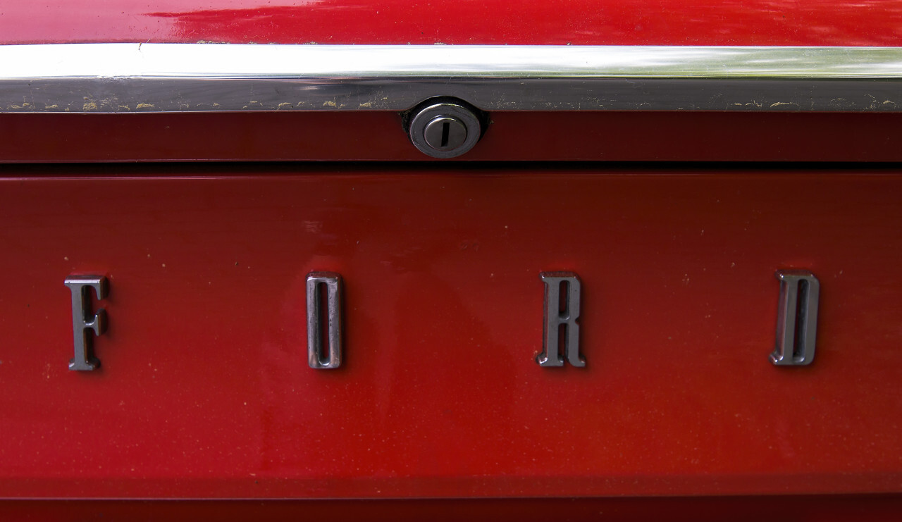 ford consul logo red