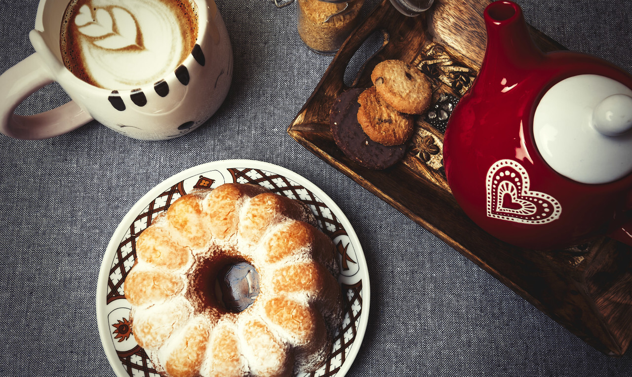 Lemon gugelhupf with icing sugar - coffee, cookies and cake