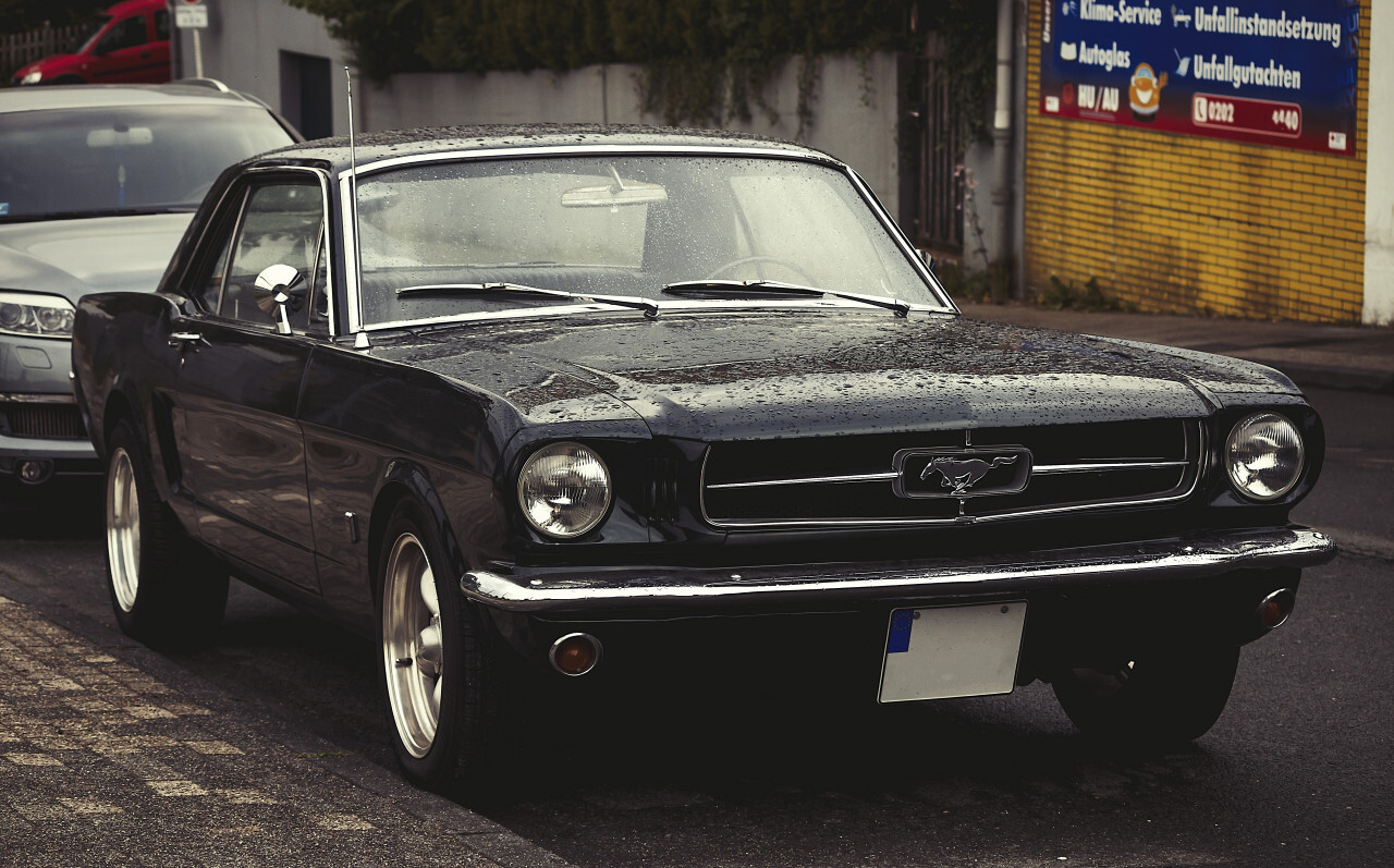 oldtimer ford mustang wet