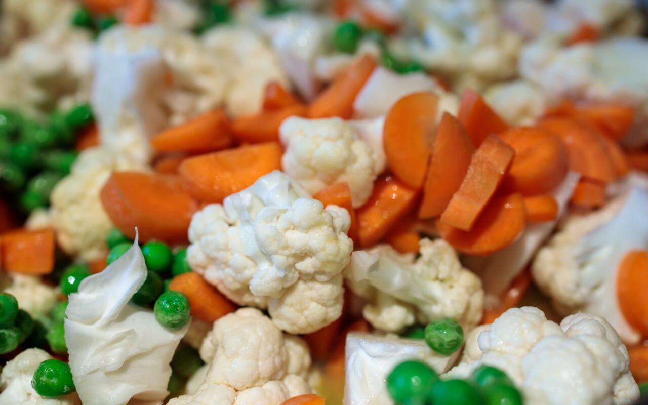 Peas, carrots and cauliflower in a saucepan