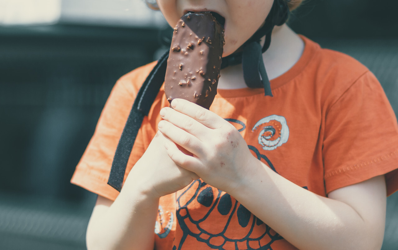 Summer vacation: child eating icecream