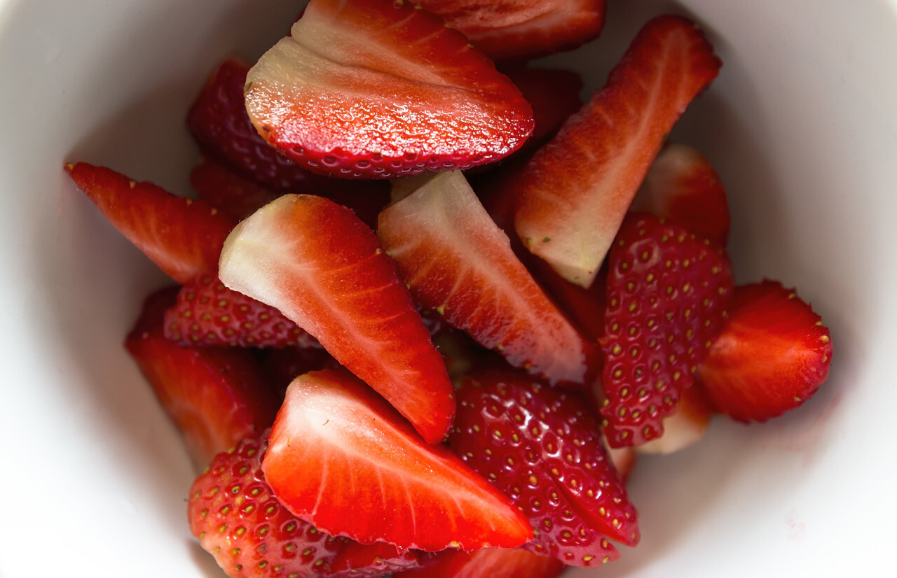 sliced strawberries in bowl
