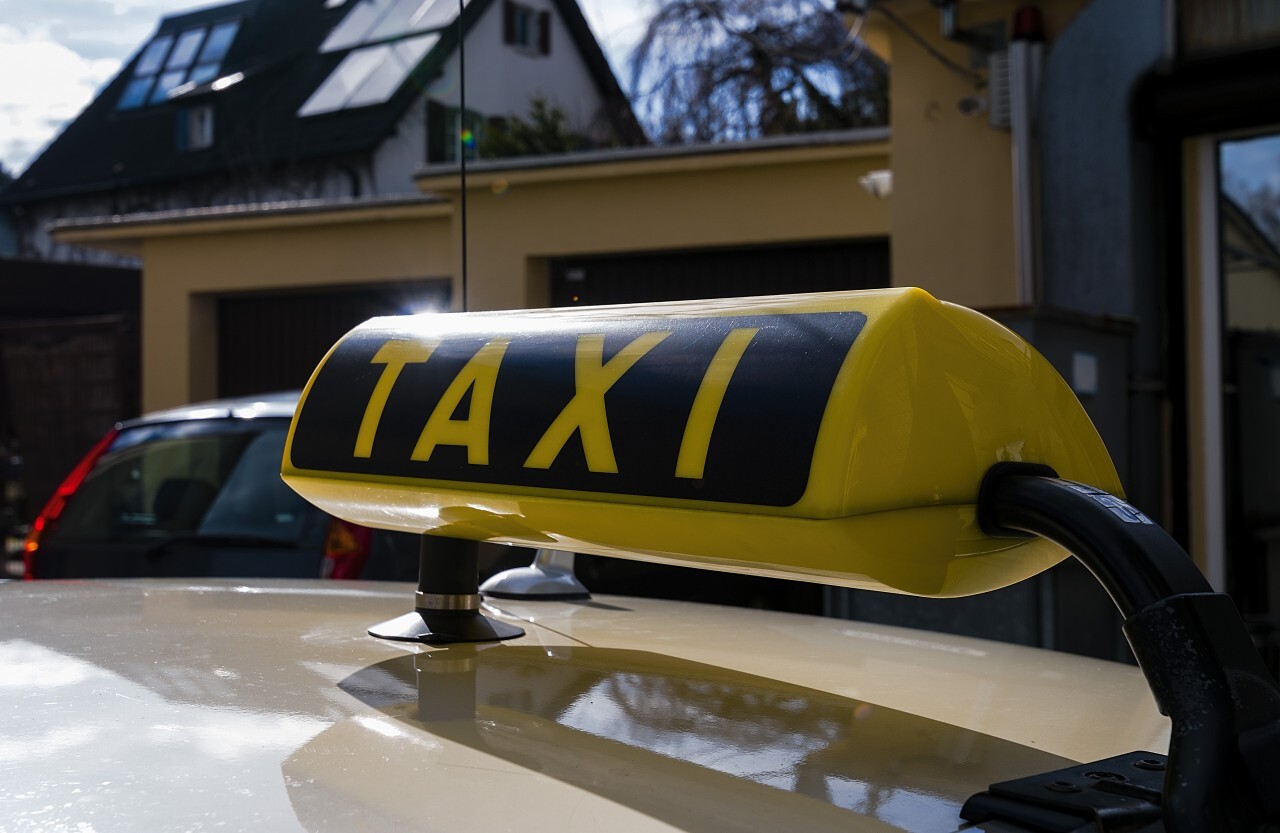 Taxi car roof sign