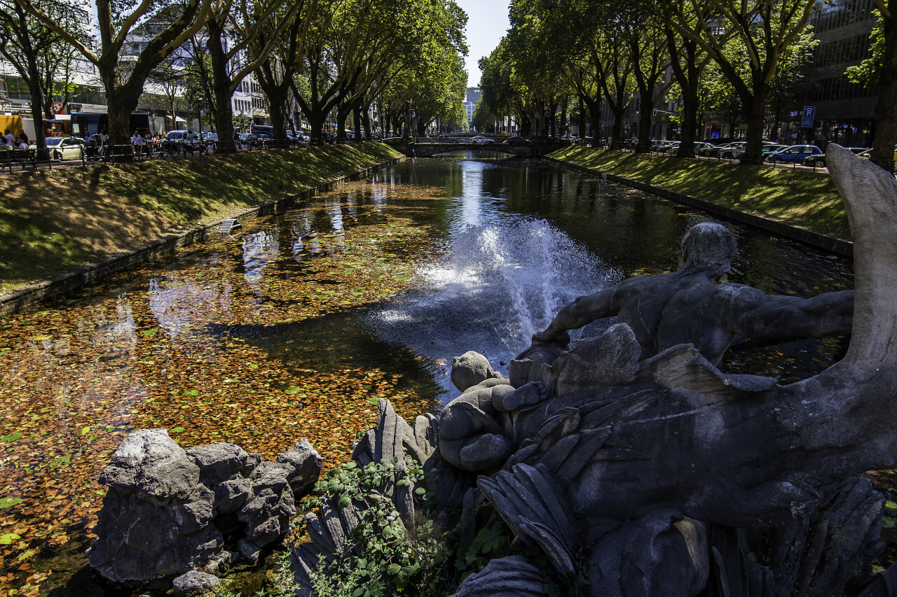 tritonenbrunnen dusseldorf