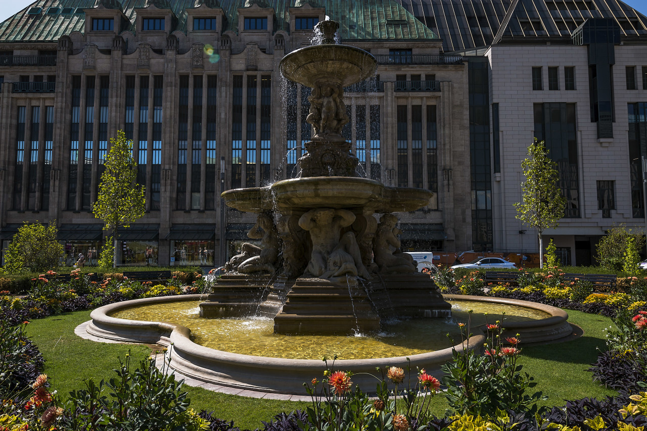 tritonenbrunnen dusseldorf koenigsallee