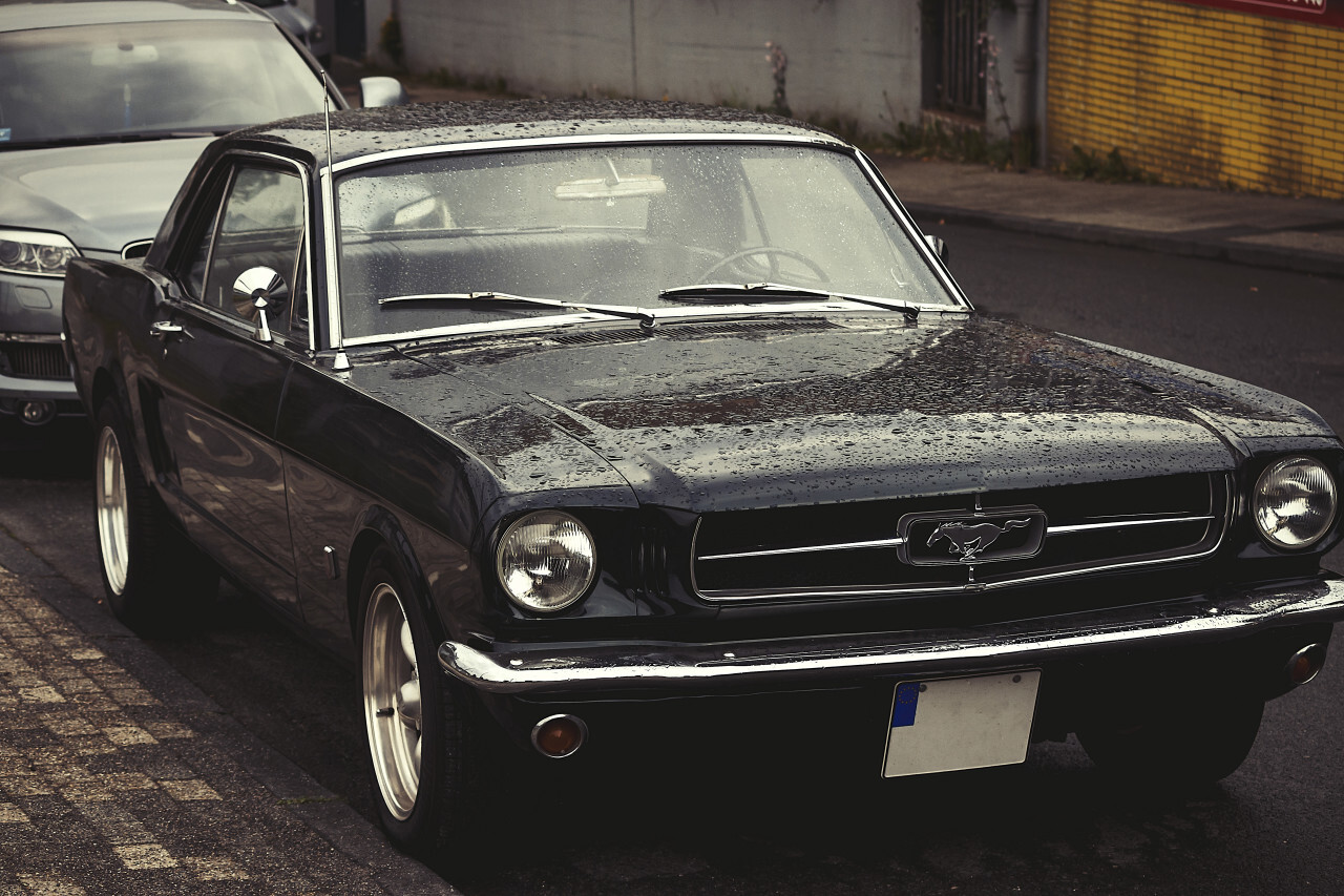 oldtimer ford mustang wet