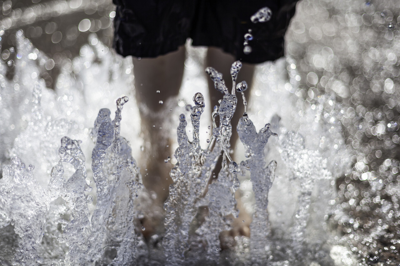 Child cools off in water in summer