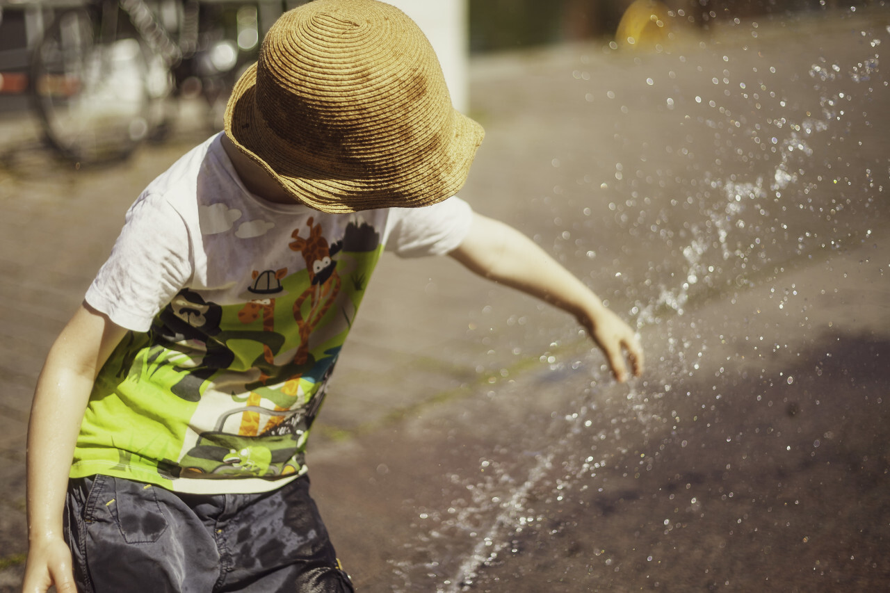 children play at the fountain