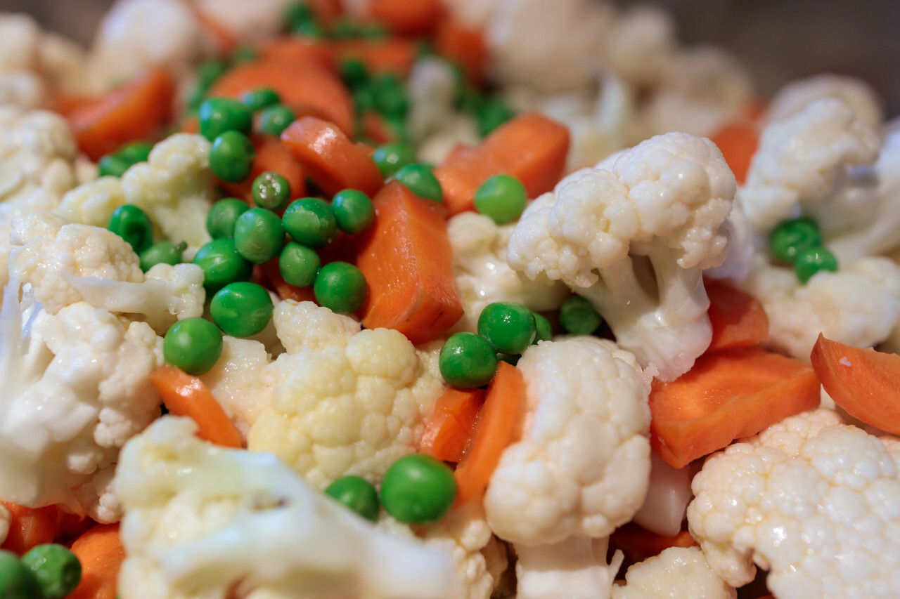 Peas, carrots and cauliflower in a saucepan