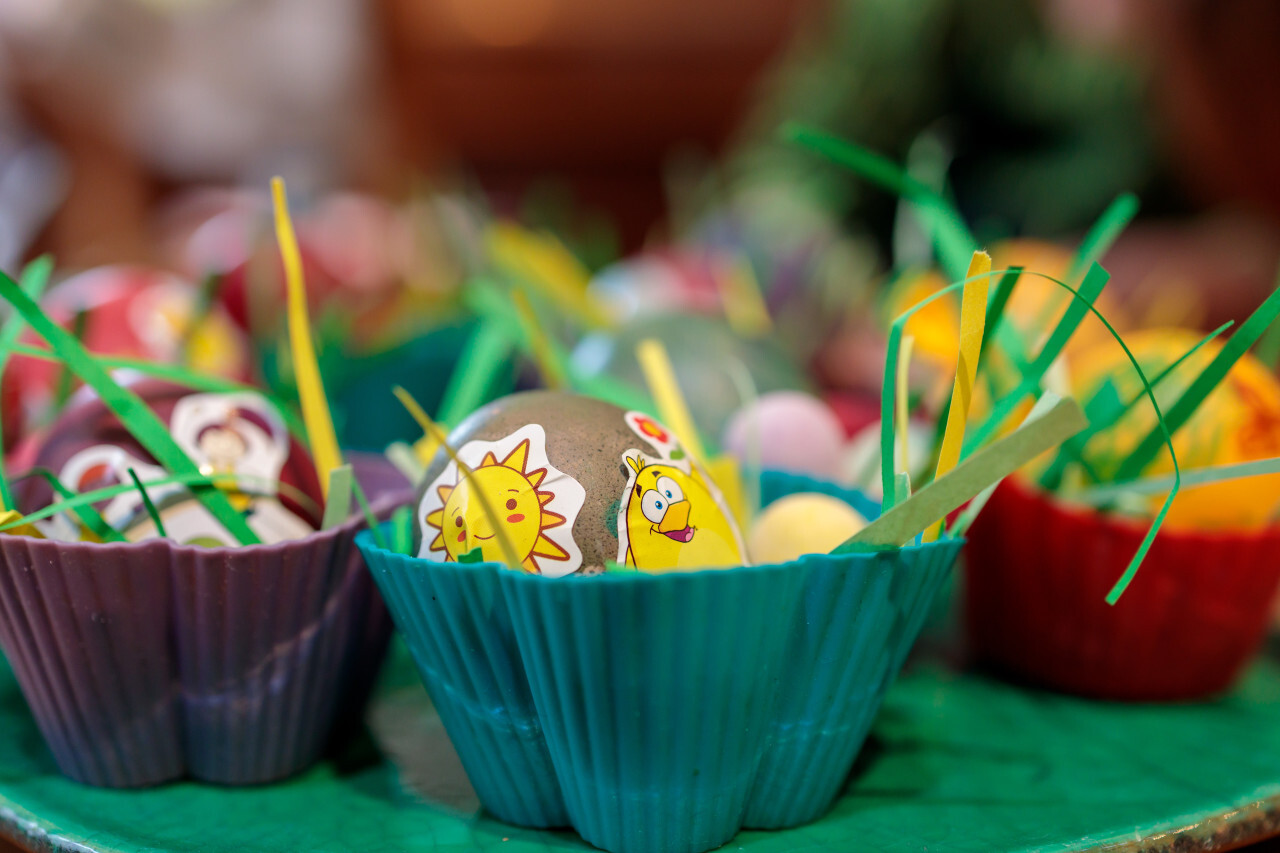 Small Easter baskets each with a decorated egg