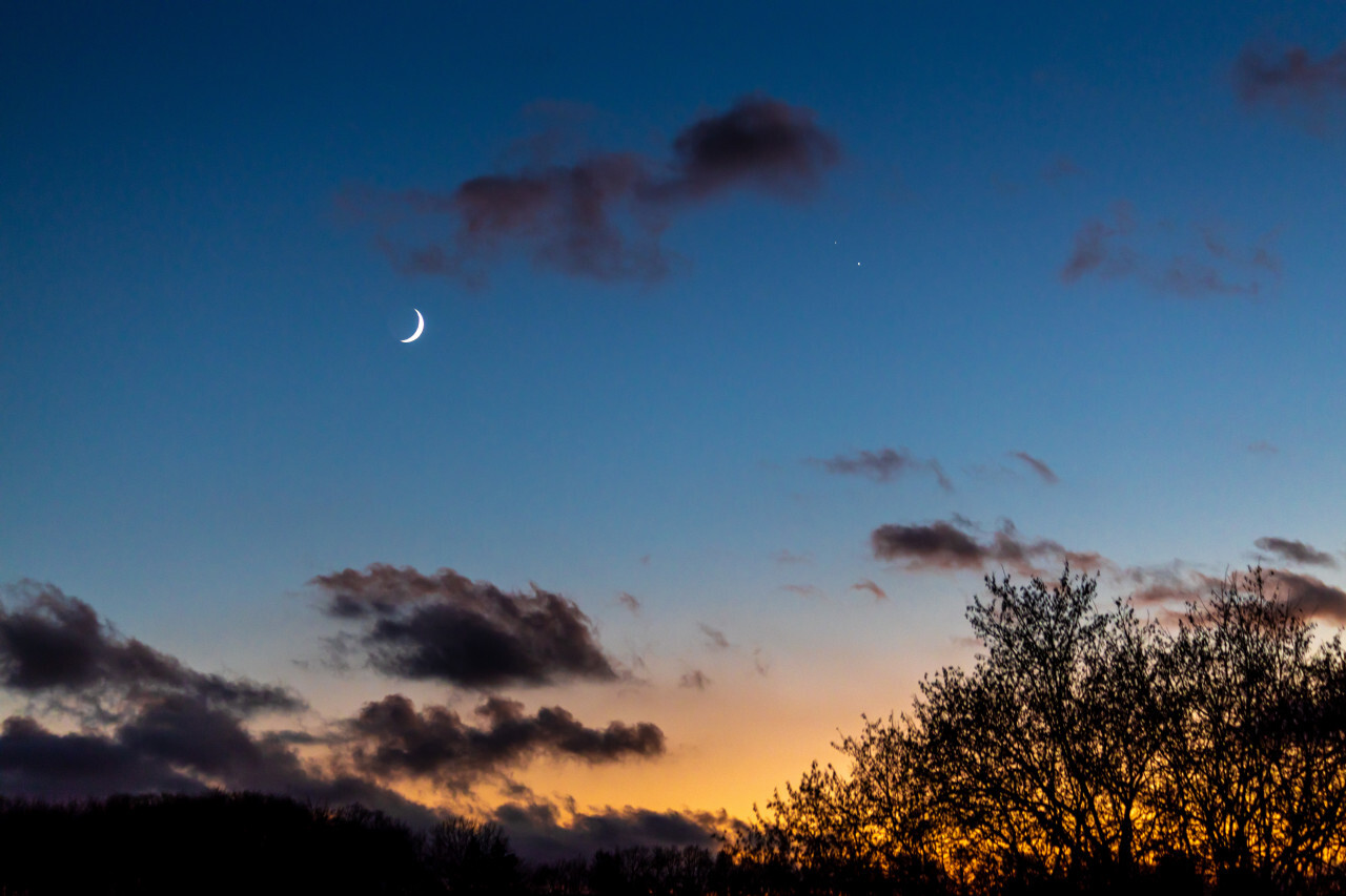 Night sky crescent moon