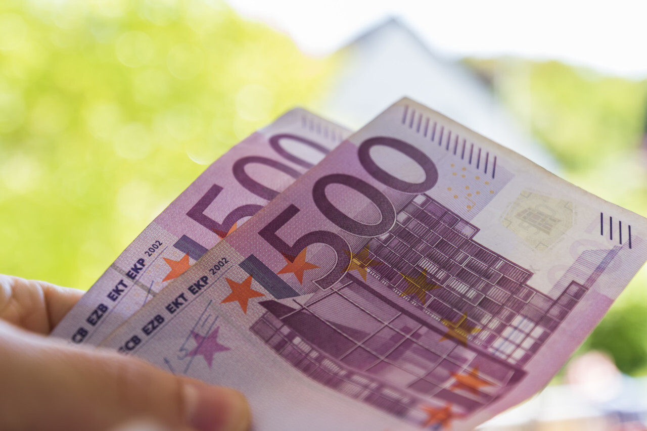 Two 500 euro notes in a hand - 1000 euro