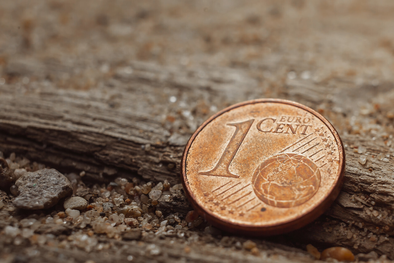 1 euro cent on the ground