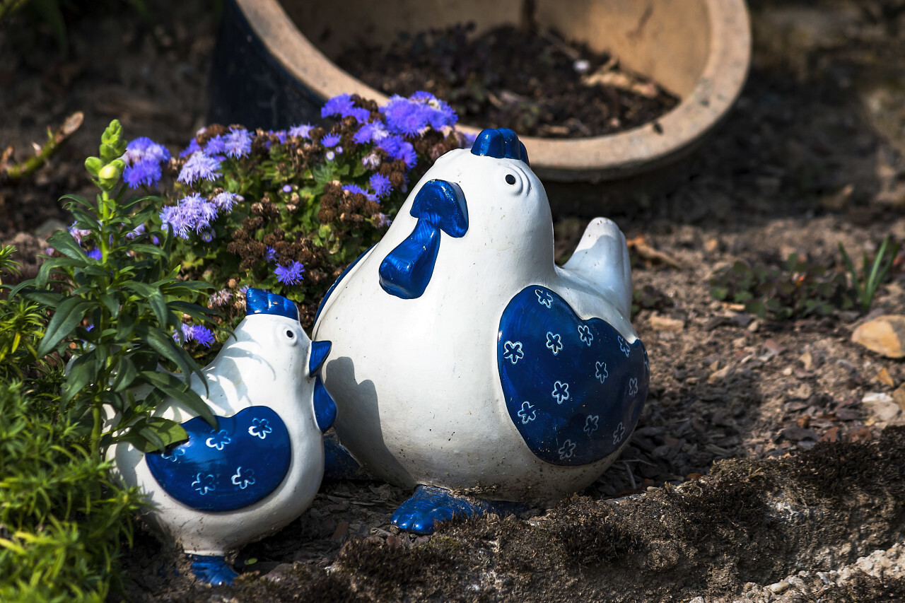 garden decoration blue chicken