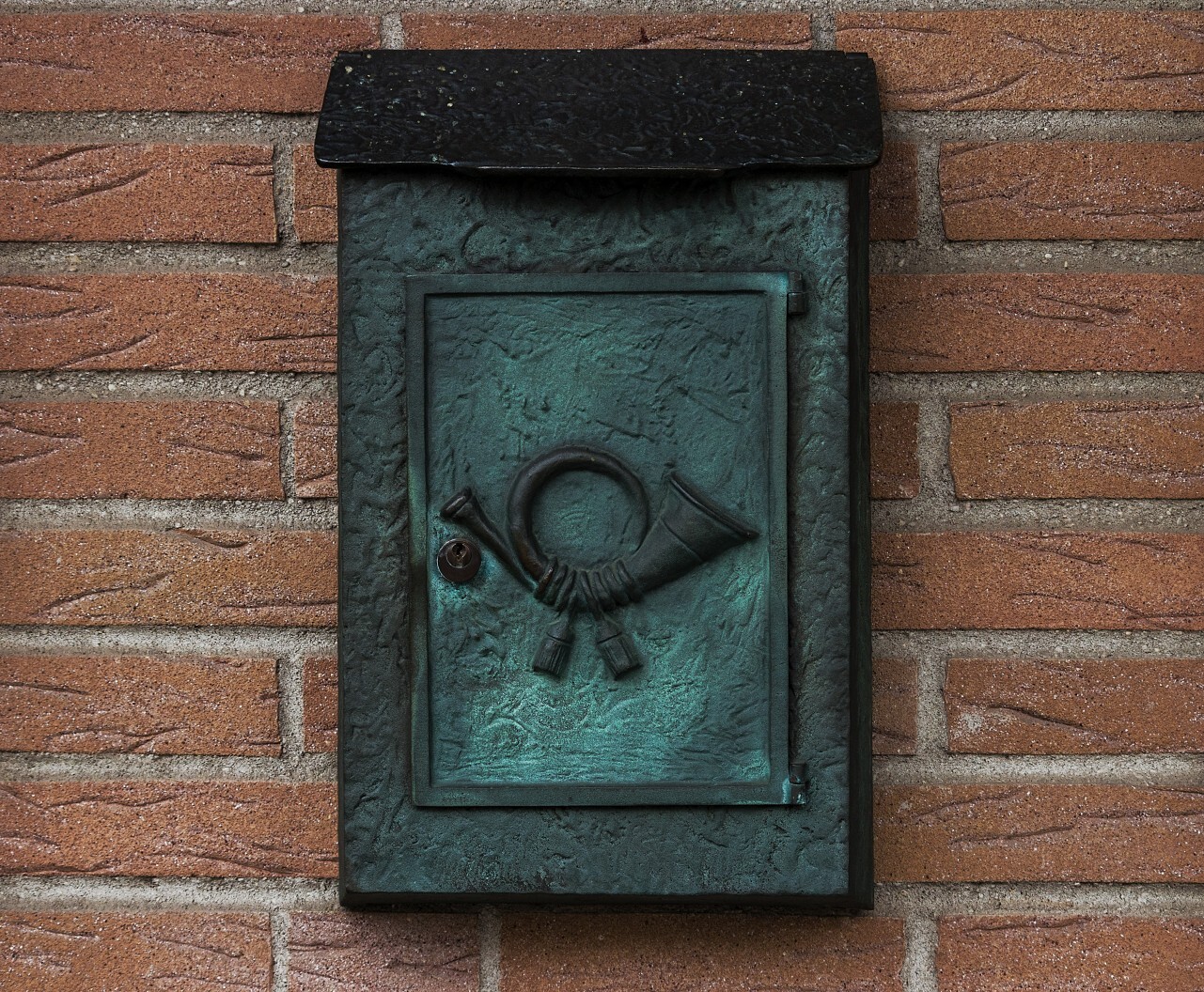 mailbox with old mail symbol