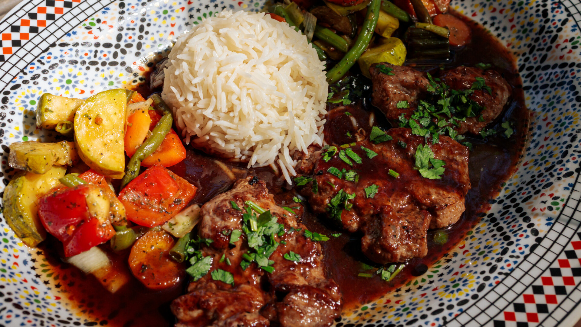 Plate with lamb, rice and grilled vegetables