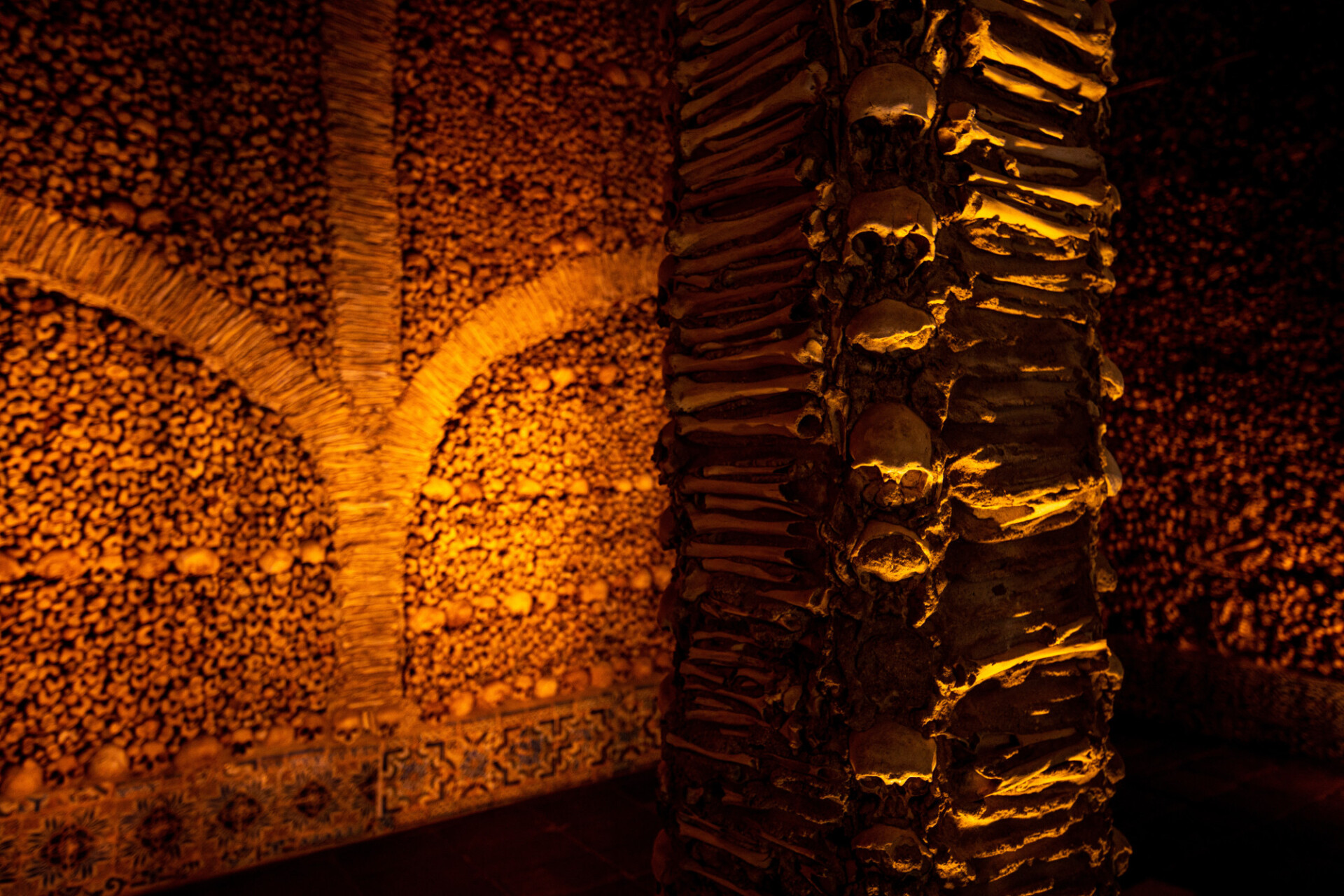 capella dos ossos portugal Chapel built from human bones