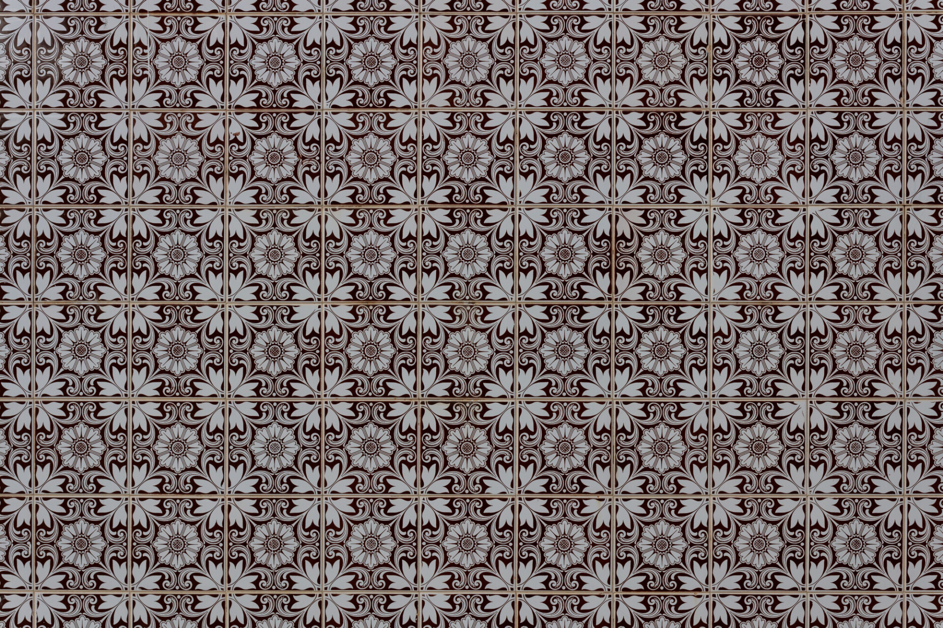 Old fashioned tile texture with flowers