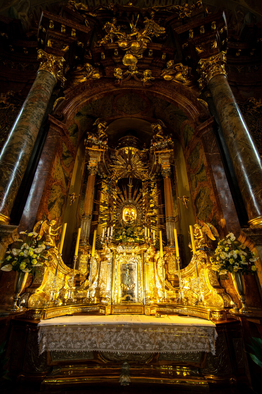 Imposing altar Maria Taferl