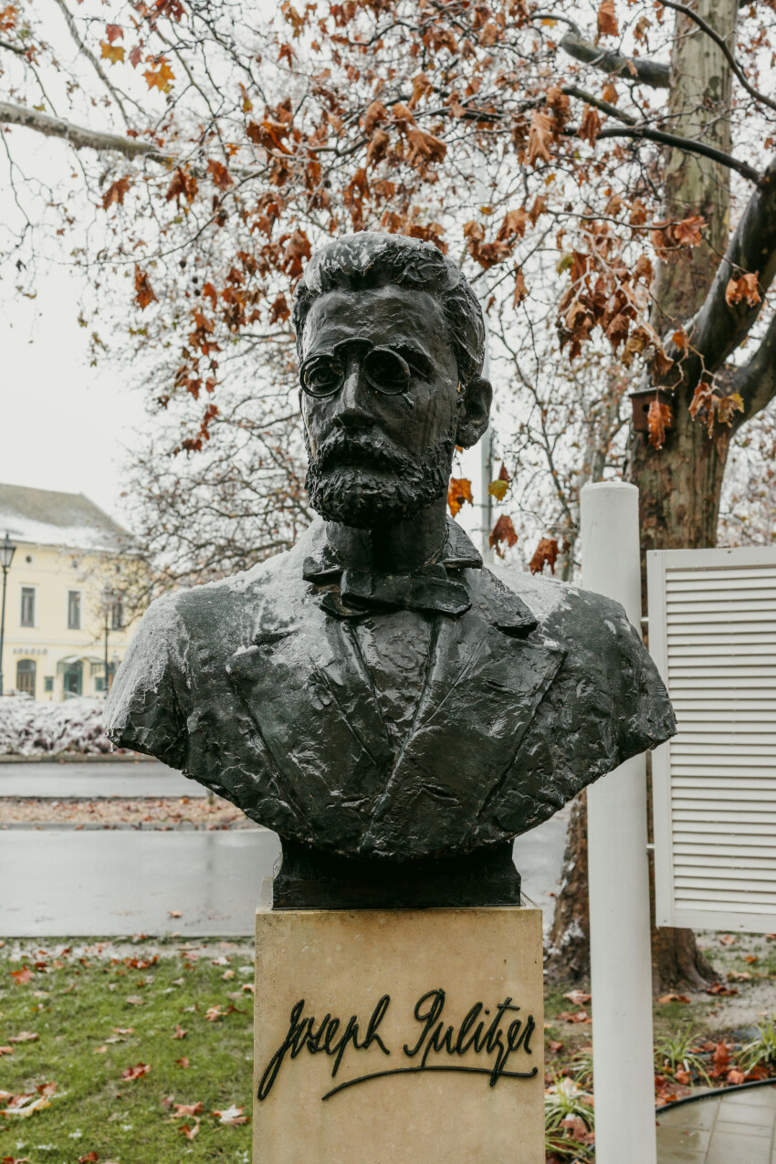 Joseph Pulitzer Statue in Mako
