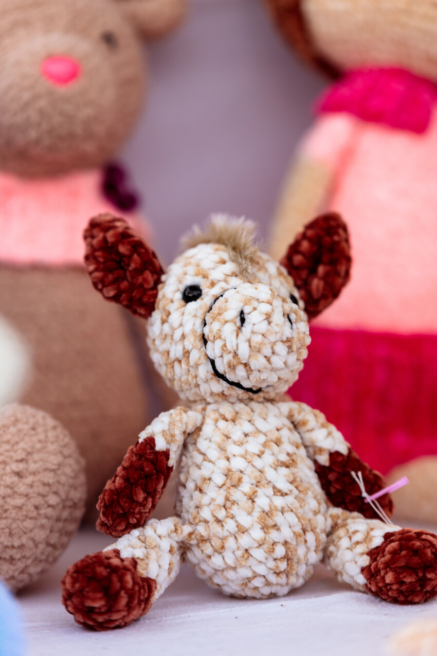 Charming Handcrafted Wonder: Crocheted Giraffe at a Handmade Market