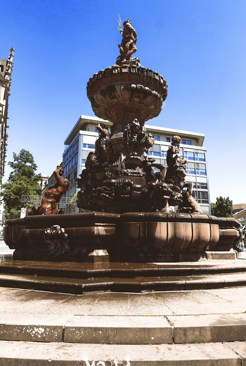 Jubilaeumsbrunnen (Jubileum Fountain) or Neptunbrunnen in summer