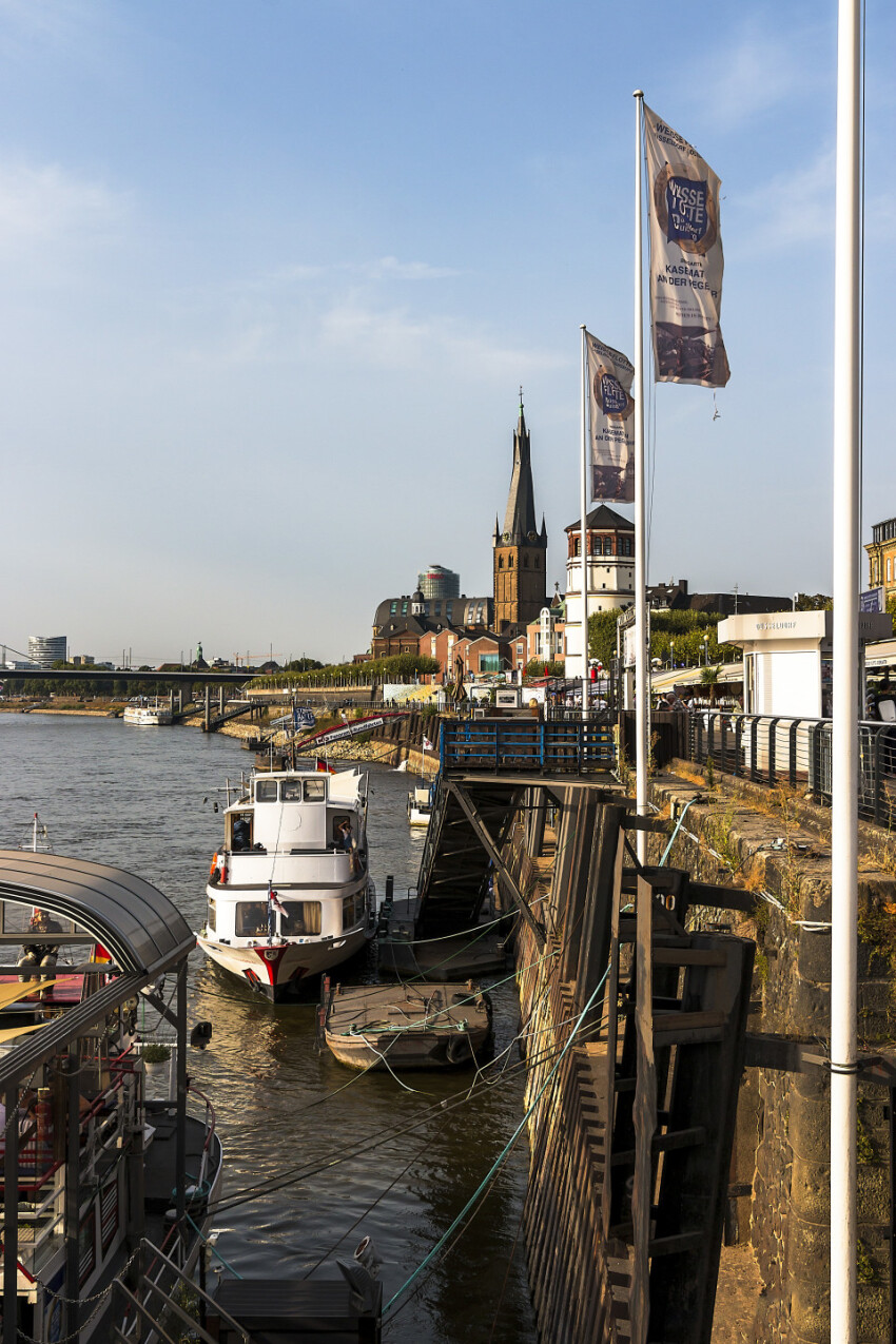 dusseldorf rheinufer promenade