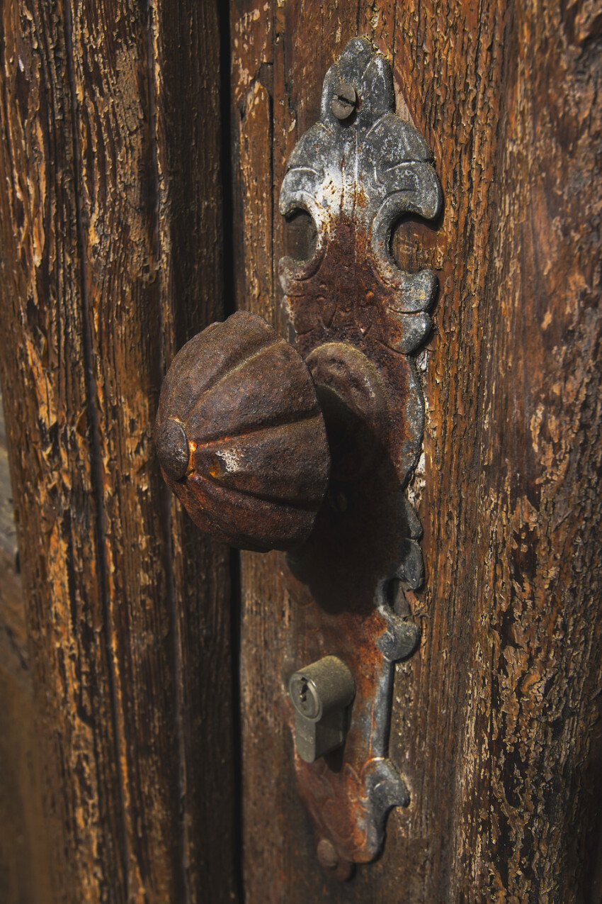 old rusty doorknob