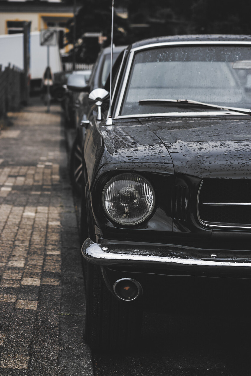 oldtimer ford mustang wet