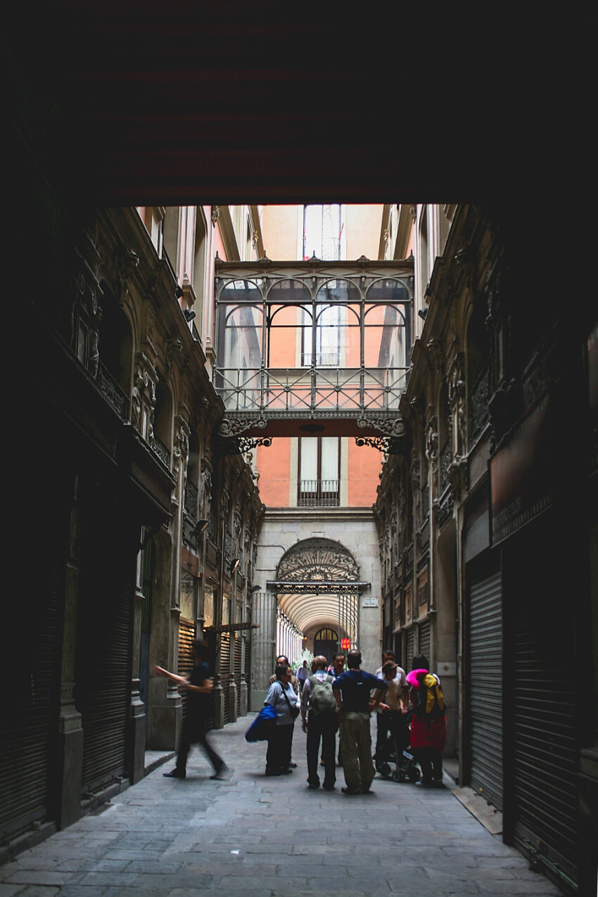 barcelona alleyway