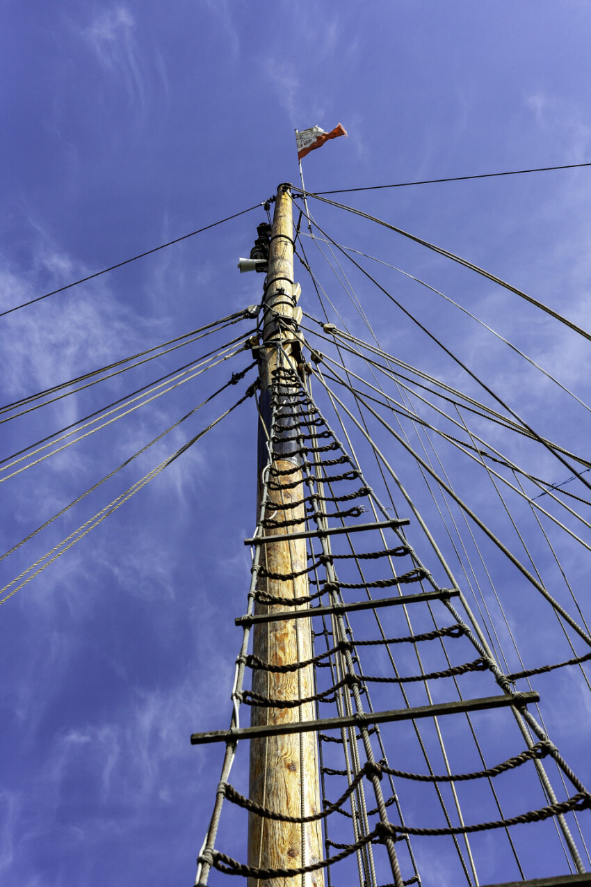 mast of a ship