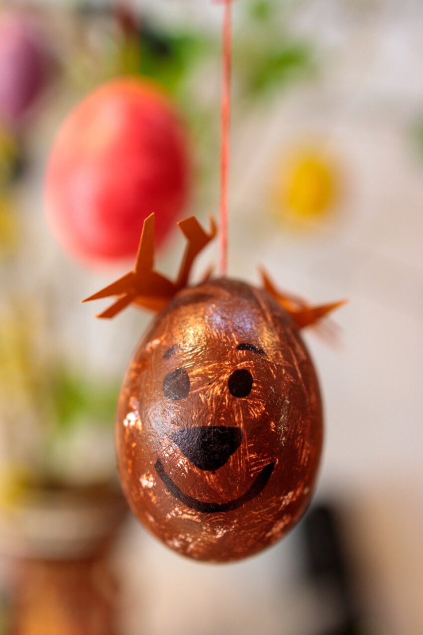 Easter egg with Easter bunny face