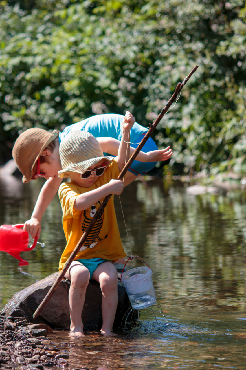 Children play fishing