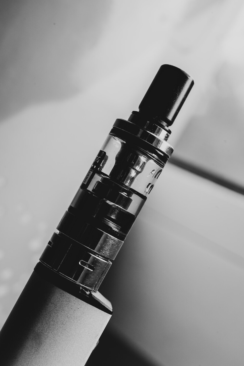 e cigarette black and white