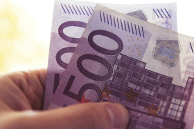 Stock Image: 1000 euro in hand 2x 500 euro