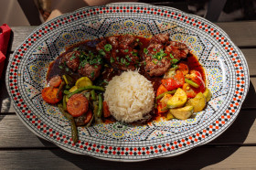 Stock Image: Arabian plate with lamb fillet served with rice and grilled vegetables