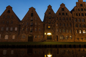 Stock Image: Beautiful shot of the Salzspeicher historical landmark in Lubeck, Germany at night
