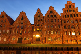 Stock Image: Beautiful shot of the Salzspeicher historical landmark in Lubeck, Germany at night