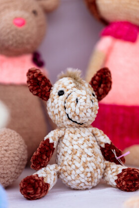 Stock Image: Charming Handcrafted Wonder: Crocheted Giraffe at a Handmade Market