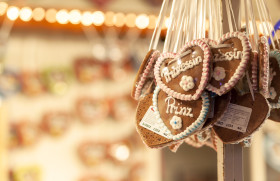 Stock Image: Christmas gingerbread hearts sweet at a Christmas market in Germany