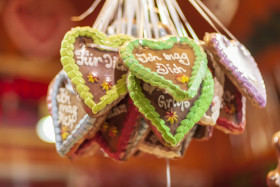 Stock Image: Christmas gingerbread hearts sweet at a Christmas market in Germany