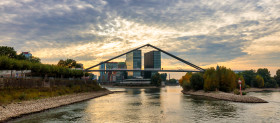 Stock Image: Dusseldorf on the Rhine ship crosses bridge
