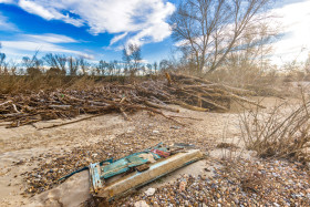 Stock Image: Garbage close to the shore San miguel del pino douro