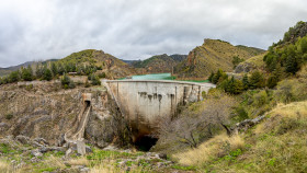 Stock Image: Gigantic dam in Sierra Nevada