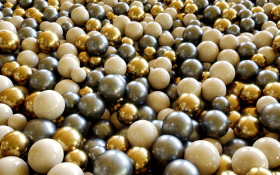 Stock Image: golden beads background Gold & Silver Balls / Spheres