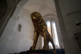 Stock Image: Golden lion statue in Lübeck