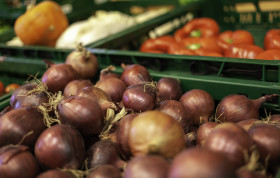 Stock Image: Heap of onions at farmers market