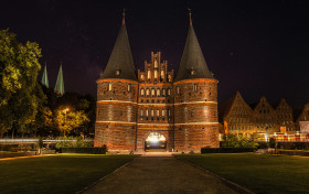 Stock Image: Holstentor in Lübeck - City Gate at night