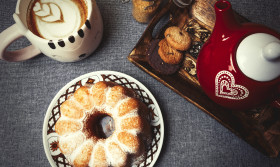 Stock Image: Lemon gugelhupf with icing sugar - coffee, cookies and cake