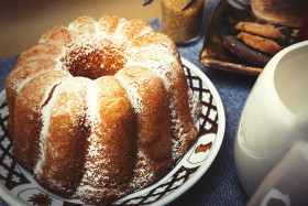 Stock Image: Lemon gugelhupf with icing sugar - coffee, cookies and cake